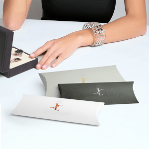 Pide nuestras cajas de regalo tipo almohada de lujo para poder hacer regalos personalizados mucho más únicos y elegantes.
